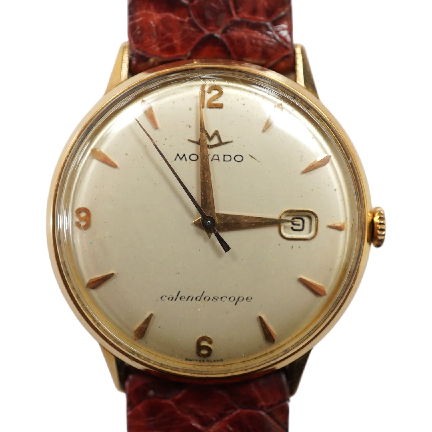 A gentleman's 18ct gold Movado Calendoscope manual wind wrist watch, with baton and Arabic numerals and date aperture, case diameter 35mm, on an associated leather strap. Condition - fair